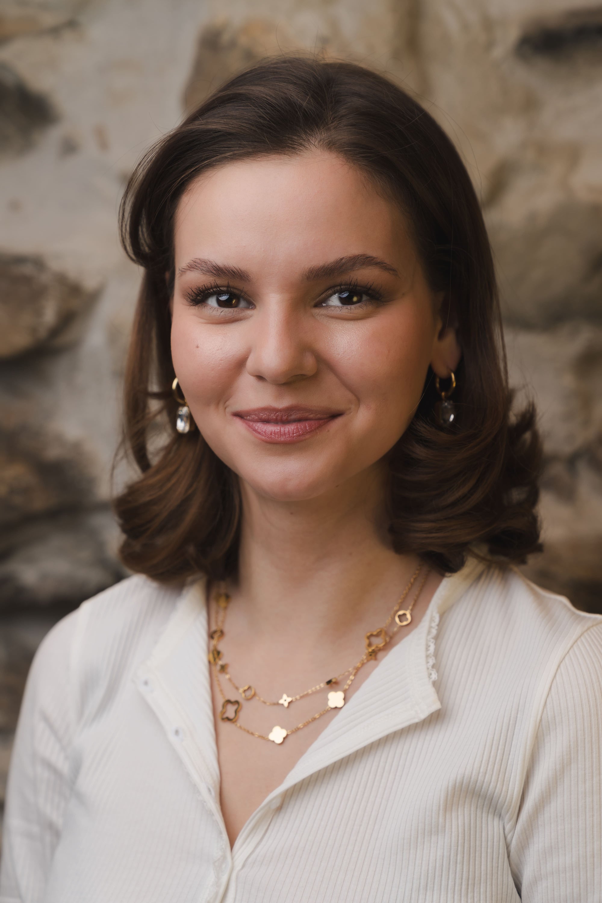 Stilvolle, goldene Halskette mit Stern Anhänger auf einer Model