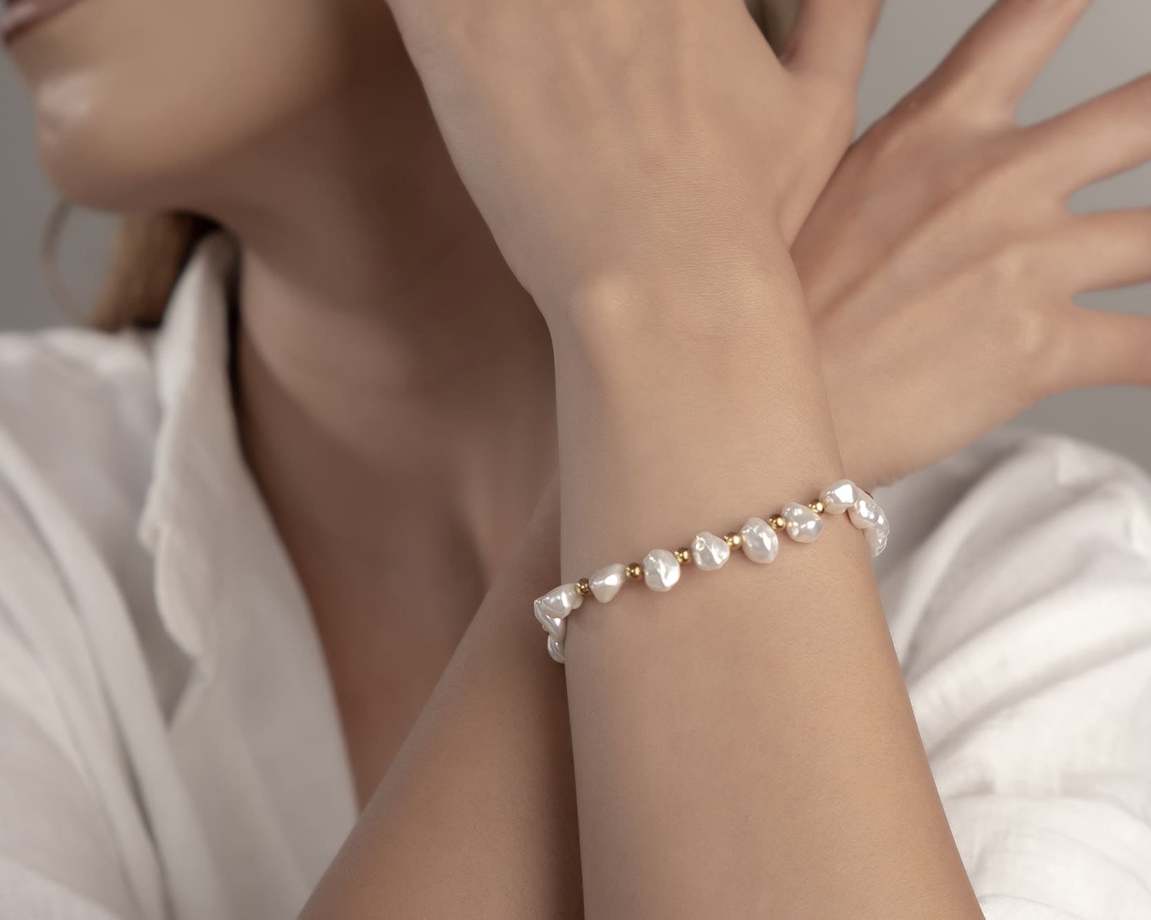 Damenarmband mit unregelmässigen Barock-Perlen und Gold-Details