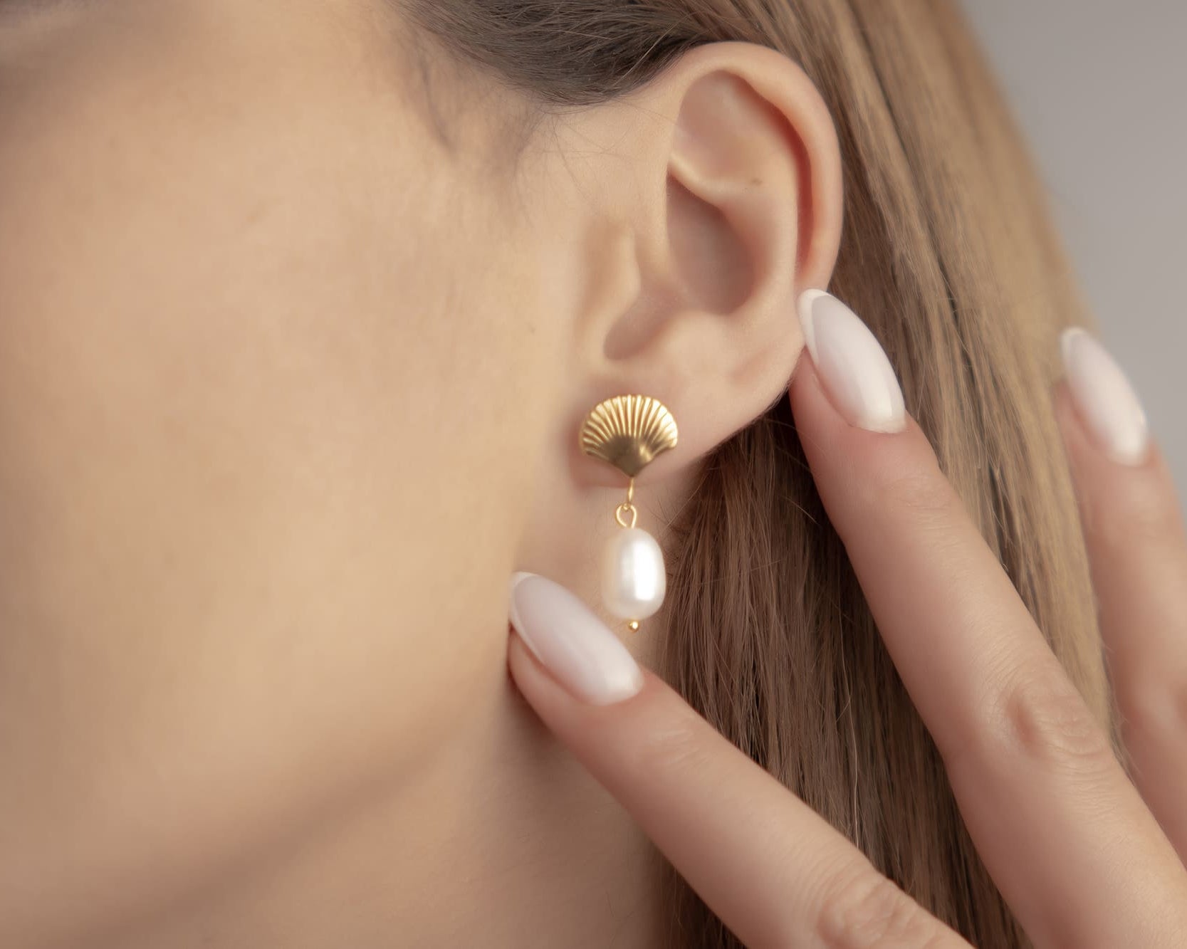 Hängende Ohrringe mit grosser Perle in Barock-Optik und Gold