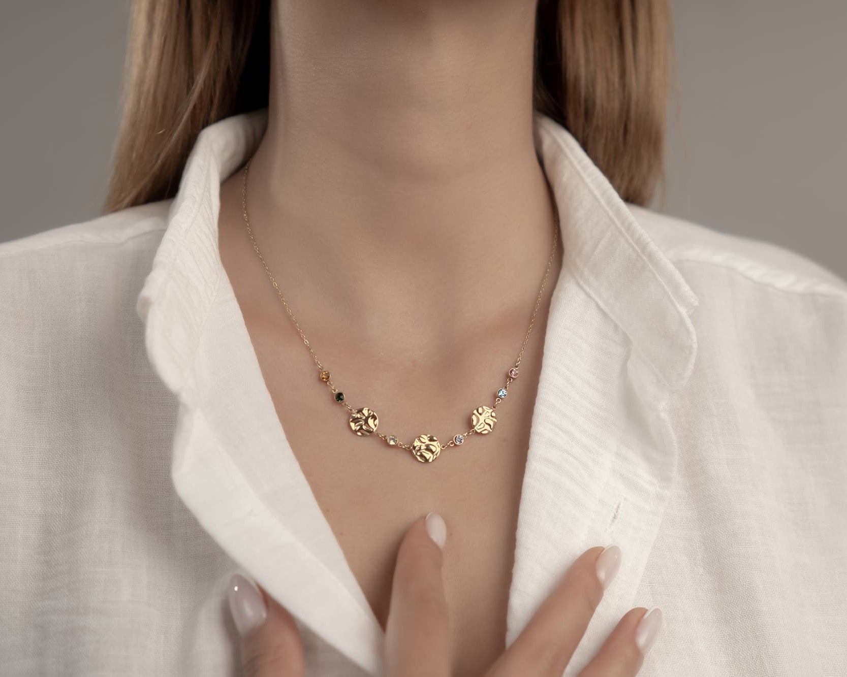 Farbenfroher Boho-Schmuck für den Sommer: Goldkette mit kleinen Steinen