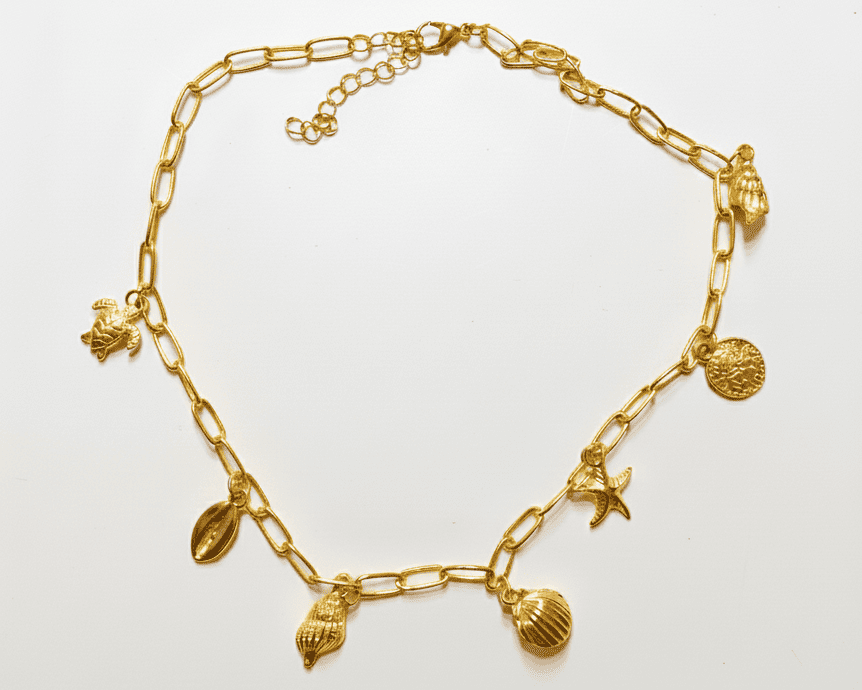 Goldene Charm-Halskette mit maritimen Anhängern (Schildkröte, Muschel), Modell Oceania