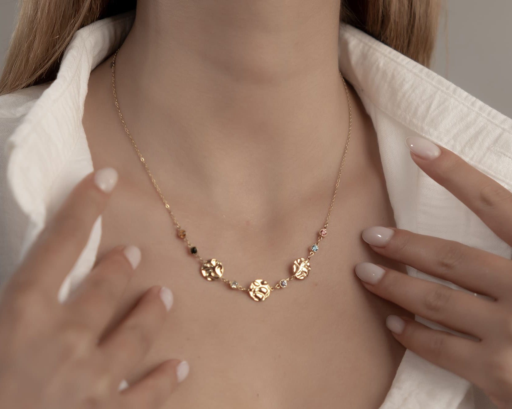 Angesagte Coin Necklace in Gold mit gehämmerter Oberfläche und Farbtupfern