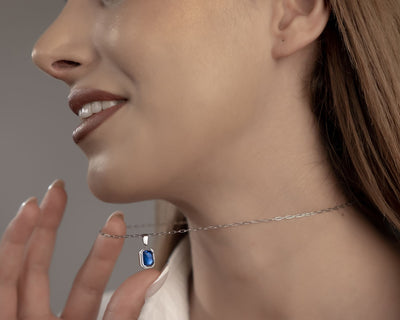 Rechteckiger Anhänger im Emerald Cut Schliff, Farbe Royal Blau