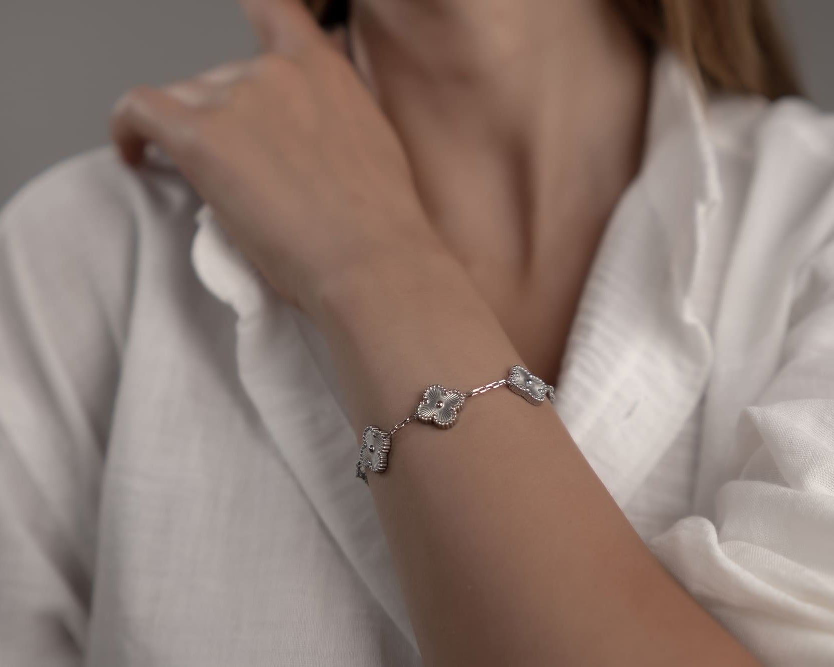 Minimalistisches Geschenk für Frauen: Silberarmband mit Struktur