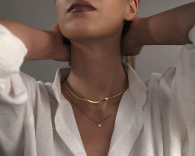 Moderne Goldkette als Geschenk für Frauen: Fertiger Layering Look