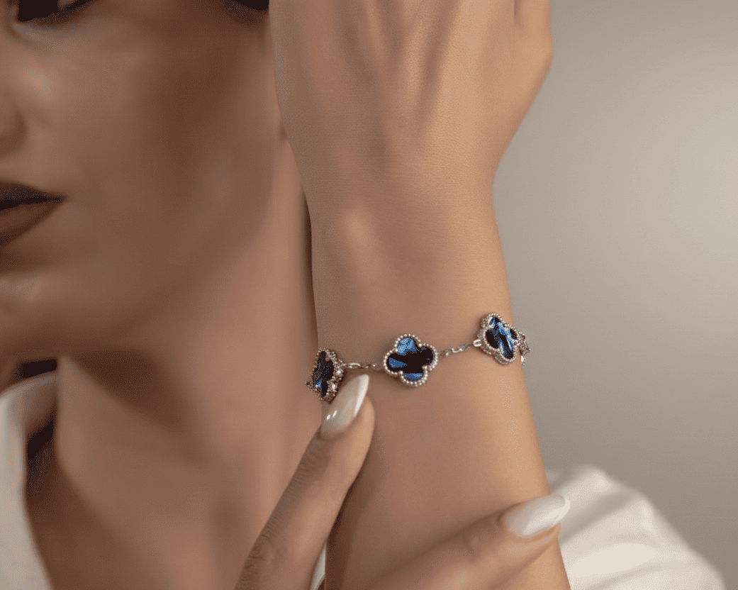 Edles Geschenk für die Freundin: Silbernes Armband mit Motiven