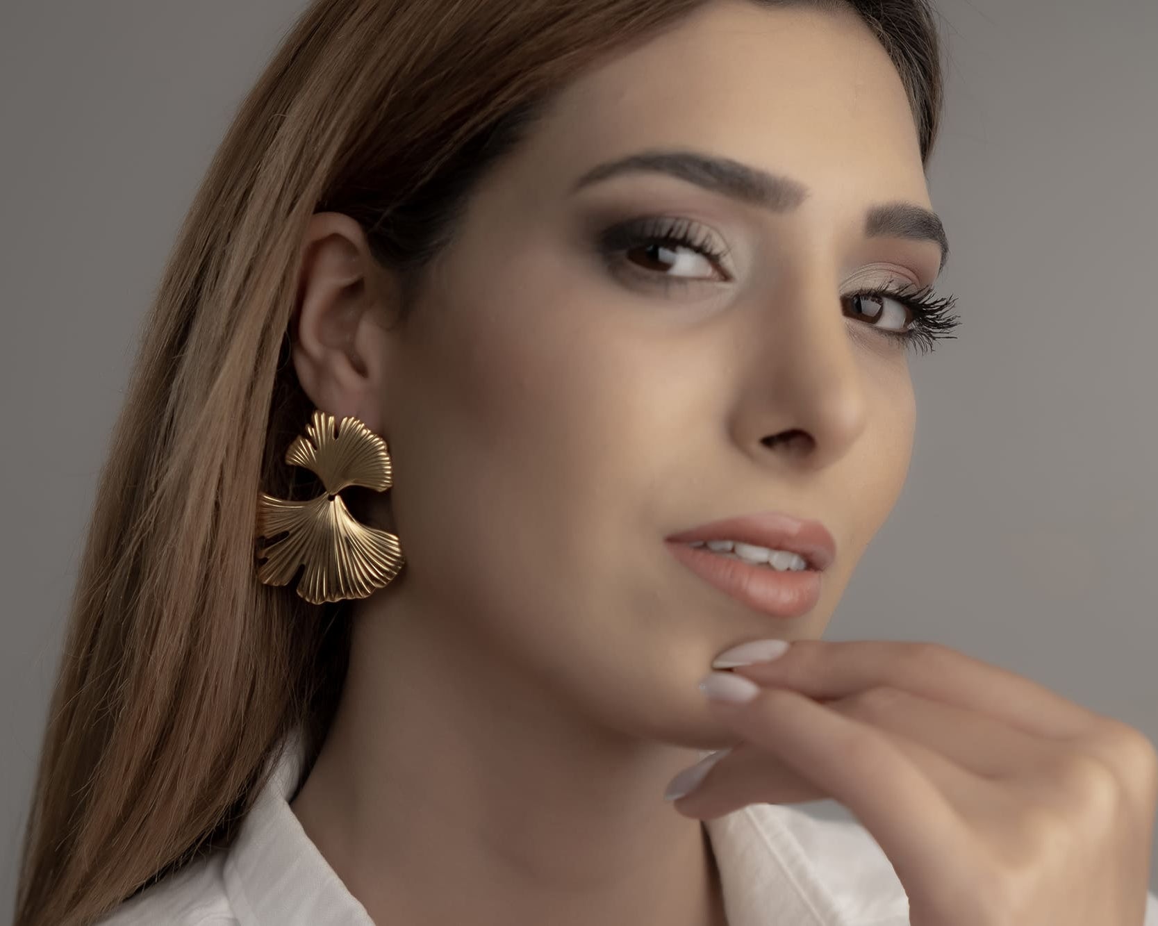 Symbolschmuck als Geschenkidee: Goldene Ohrringe mit Ginkgo-Motiv