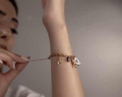 Schmuckgeschenk für den Urlaub: Goldenes Strand-Armband