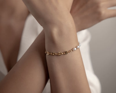 Goldenes Gliederarmband kombiniert mit weissen Perlen, Edelstahl