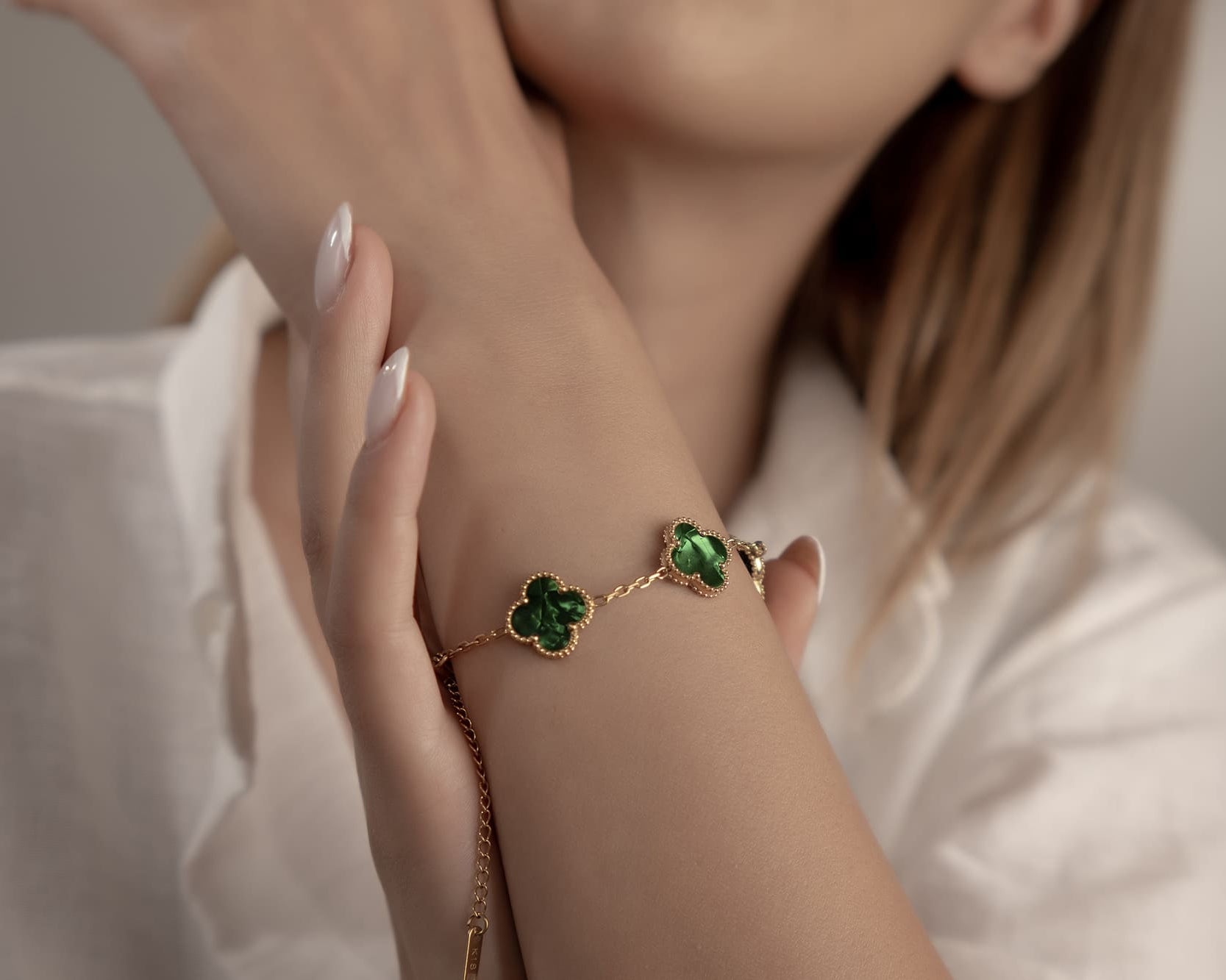 Goldener Glücksbringer Schmuck: Armband mit grünen Motiven