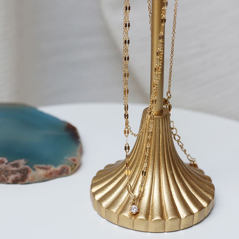 Filigrane Doppel-Halskette mit zartem Zirkonia Anhänger-Halskette mit Dekoration im Hintergrund