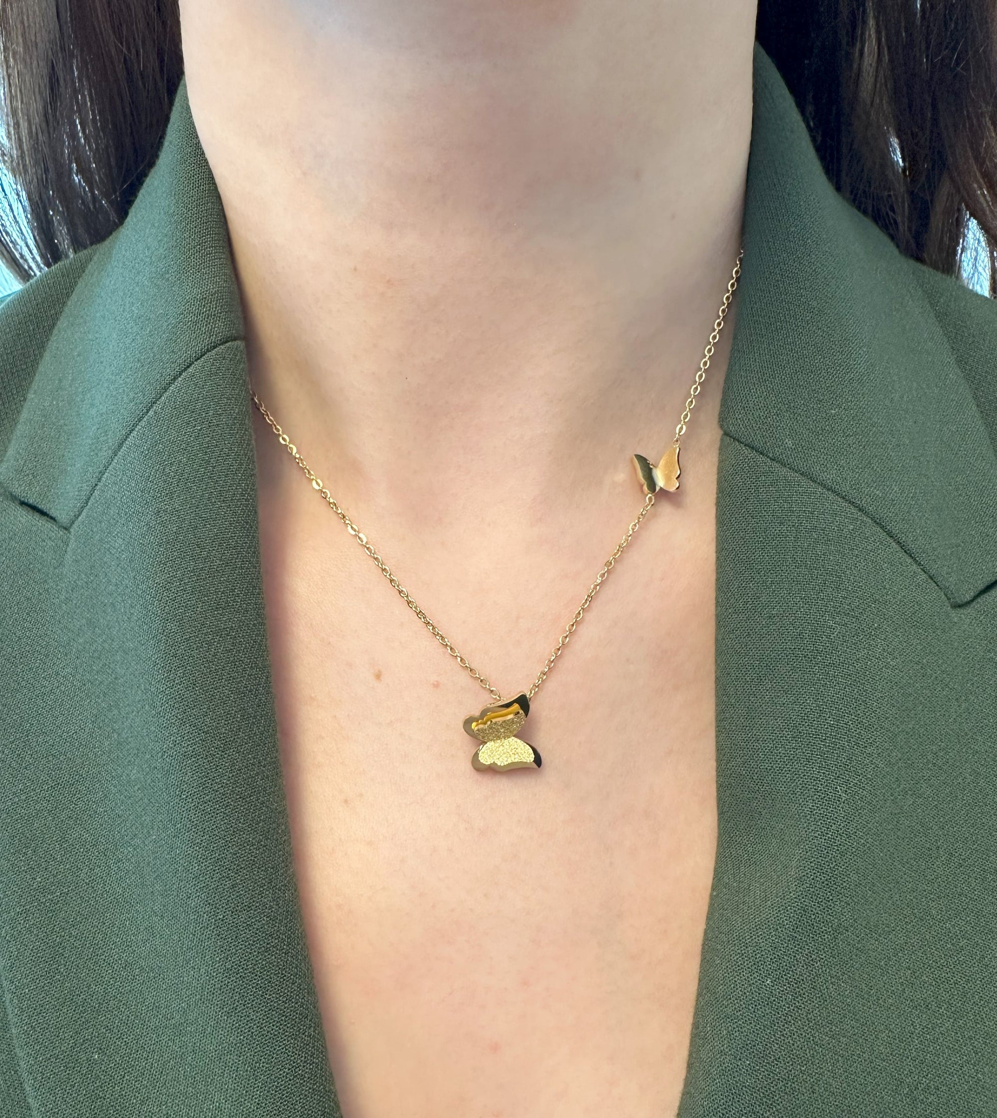 Filigrane, goldene Halskette mit Schmetterlingsanhängern-Bild mit Halskette, getragen von einem Model