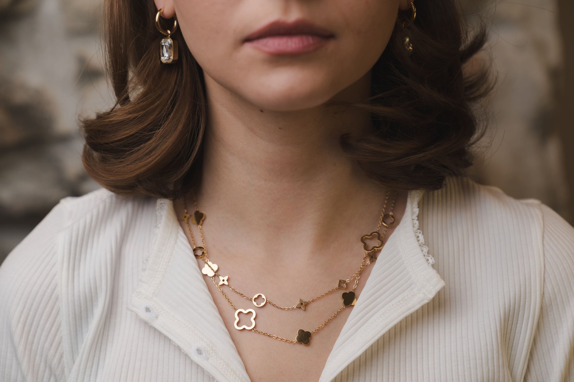 Stilvolle, goldene Halskette mit Stern Anhänger auf einer Model in Nahaufnahme