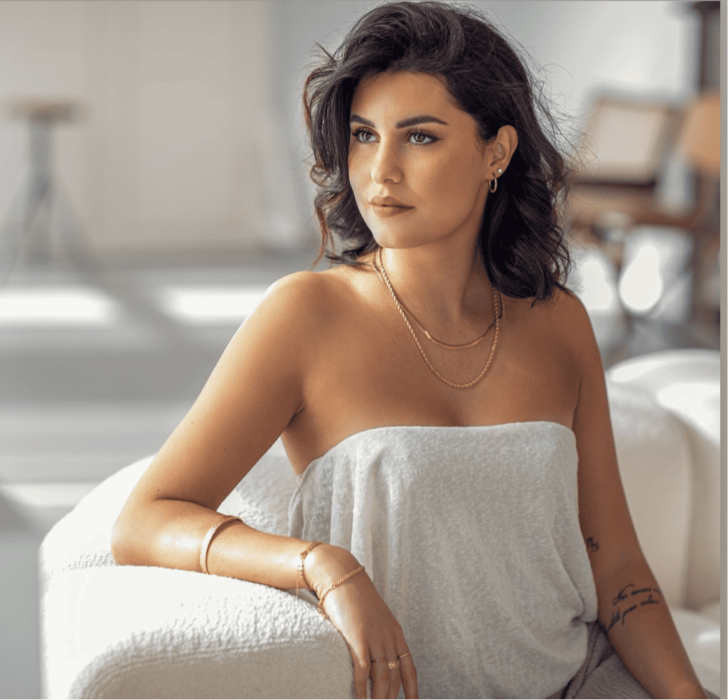 goldene Kordelkette mit Klassischem design auf einem Model