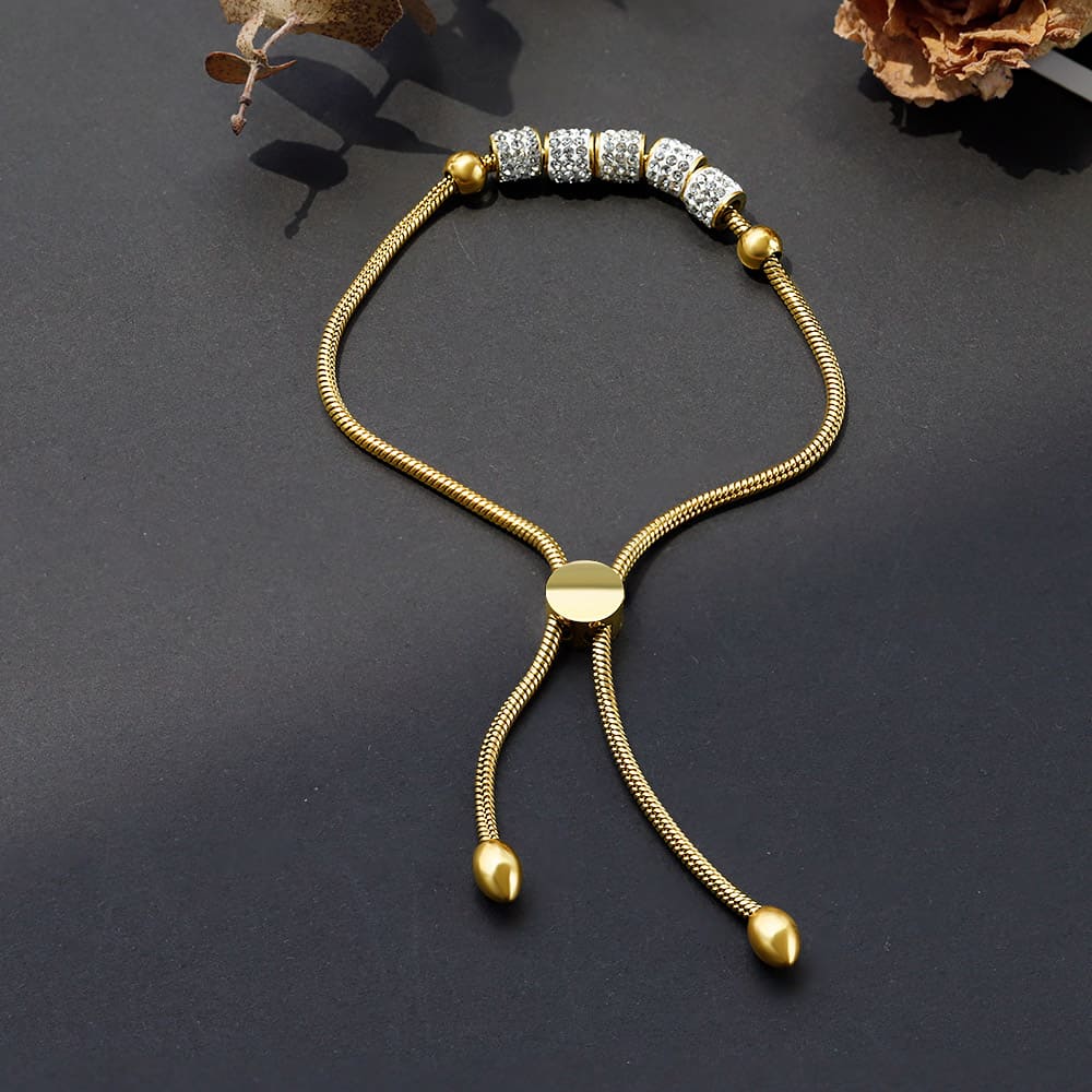 Verstellbarer Armschmuck mit Zirkoniasteine in Gold-auf dem Bild ist der goldene Armschmuck sichtbar