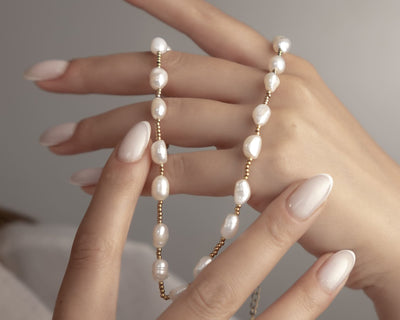 Halskette mit weissen Perlen und Gold-Details für Damen