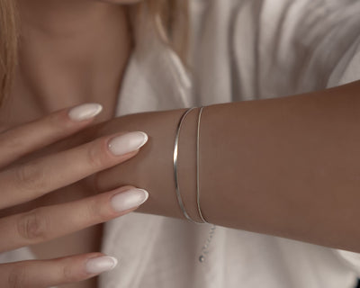 Flaches Herringbone Armband in Silber kombiniert mit feiner Kette