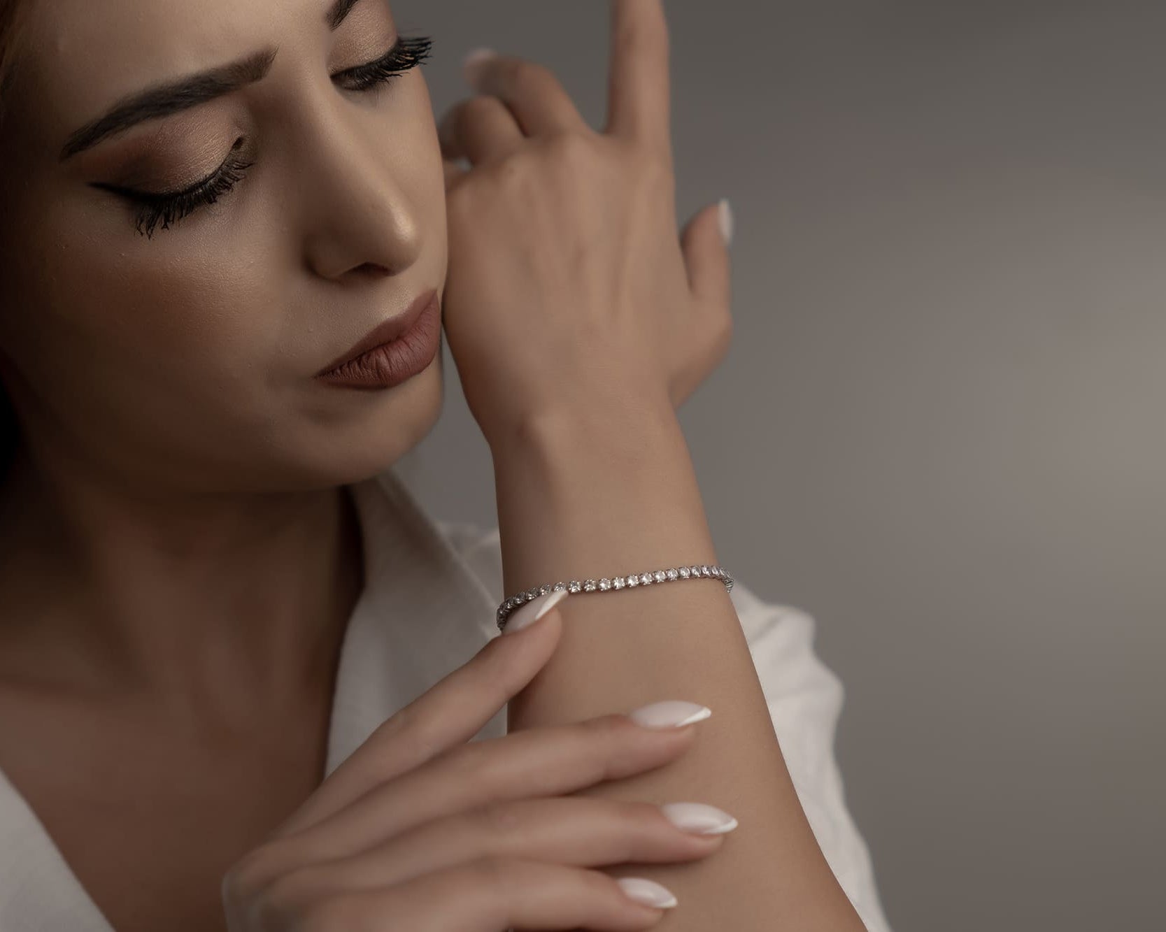 Iced Out Bracelet Women: Armband mit vielen Kristallen Silber