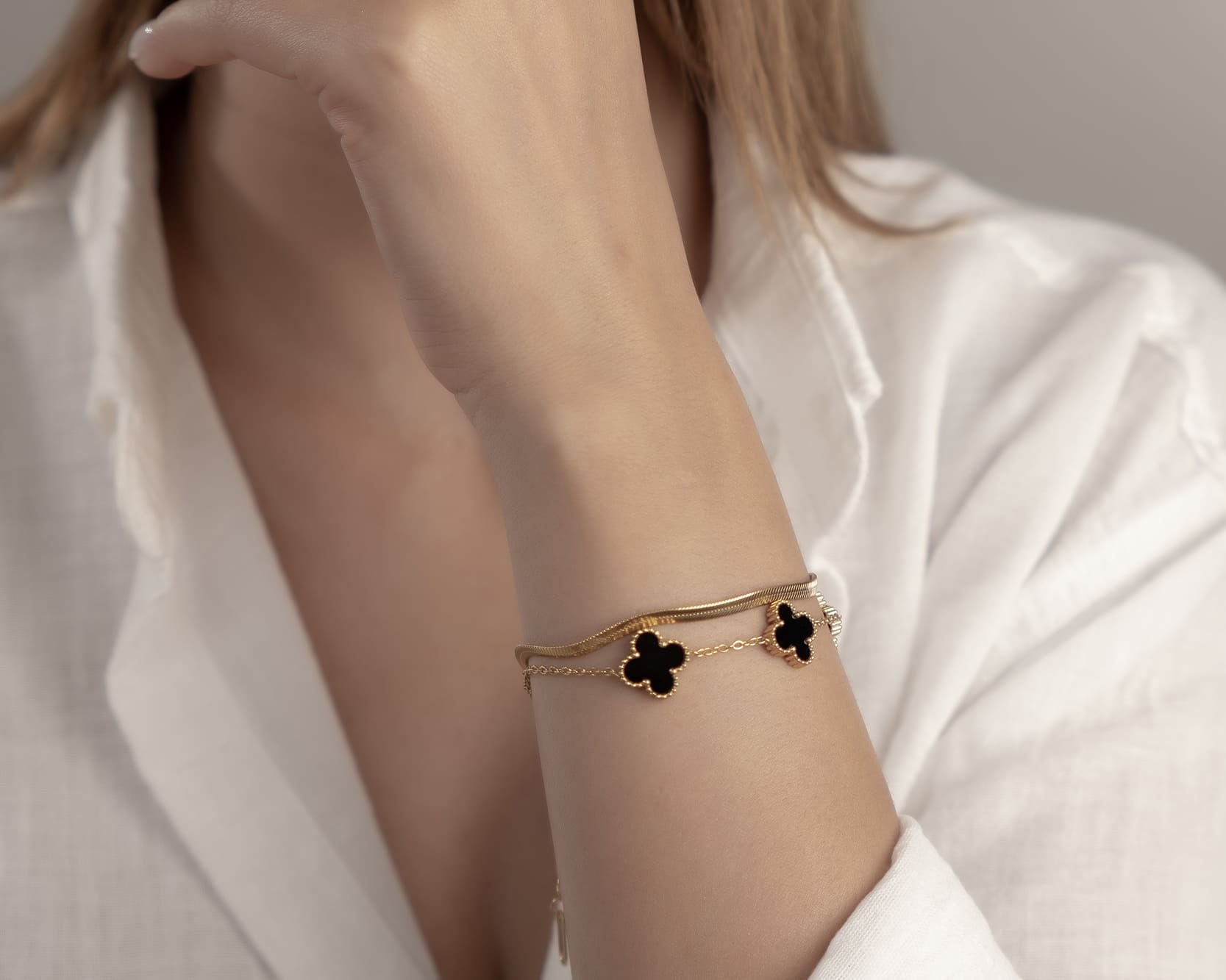 2-in-1 Layering Armband: Schlangenkette kombiniert mit Kleeblatt-Kette