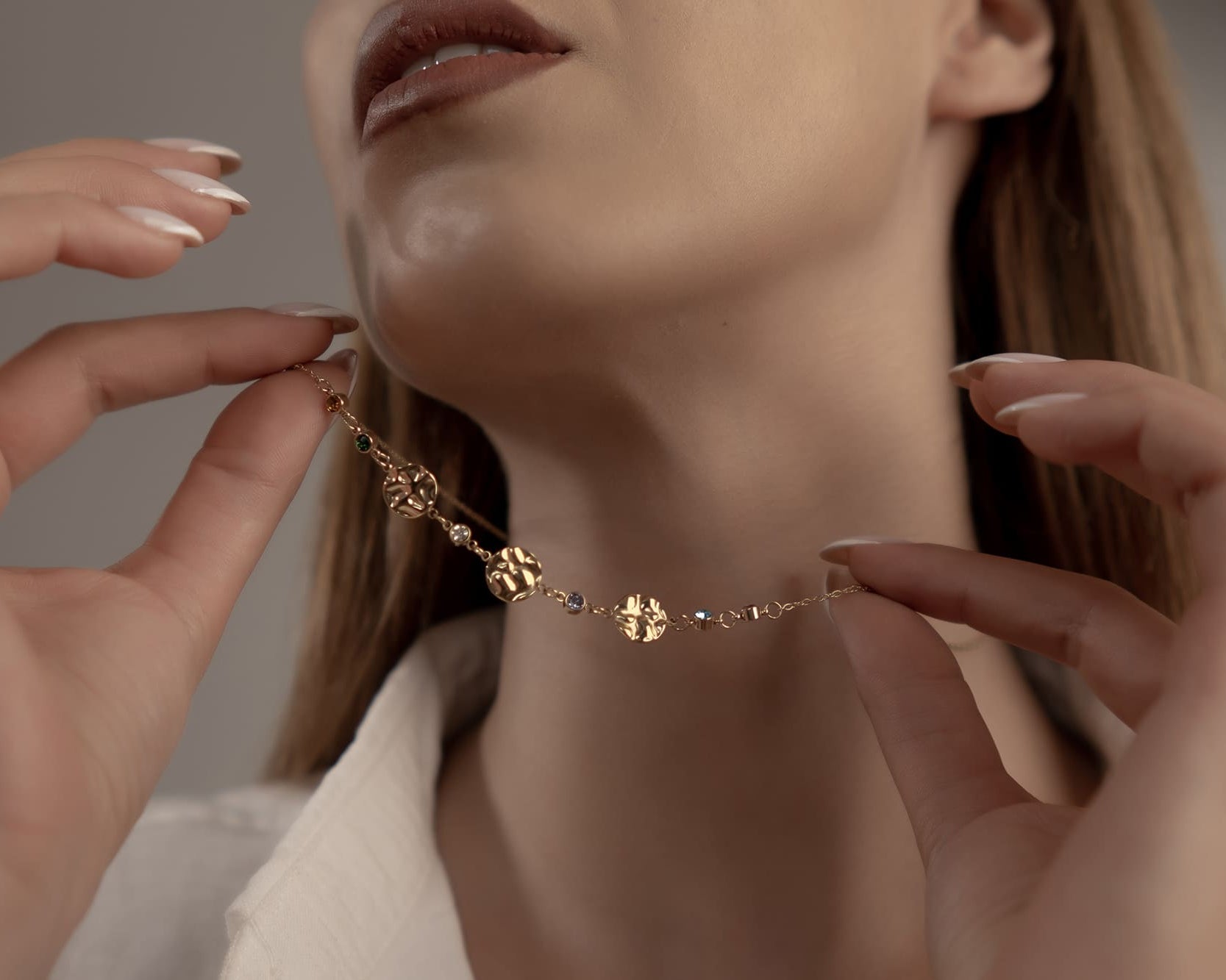Perfekte Layering Kette für Damen in Gold mit organischen Plättchen