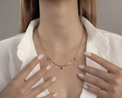 Perfekte Layering Kette in Gold mit kleinen bunten Steinen