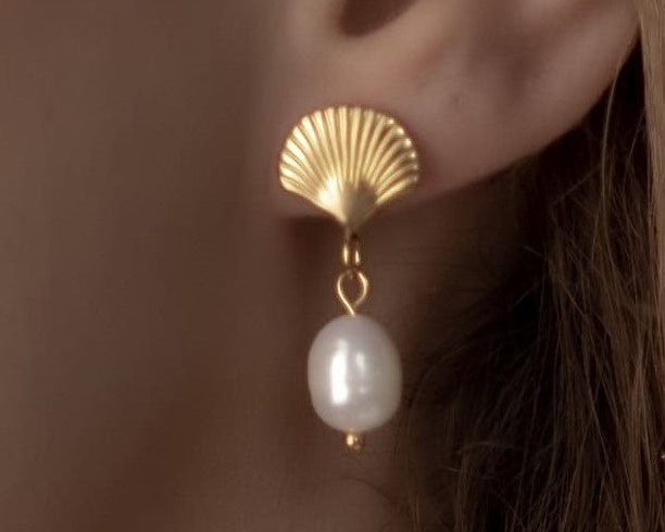 Goldene Muschel-Ohrringe mit hängender Perle im Mermaid Style