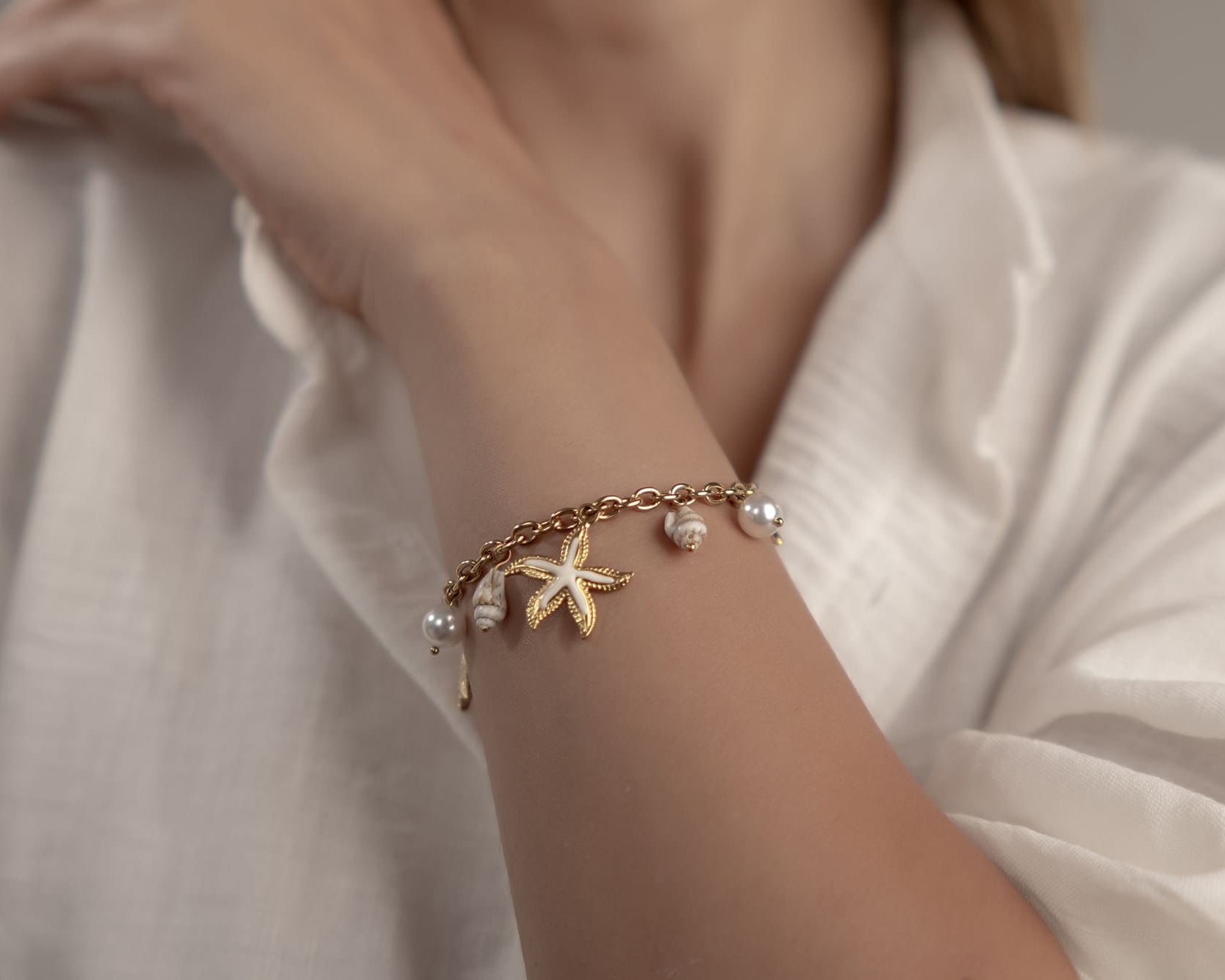 Maritimes Armband mit echten Kegelschnecken und Perlen