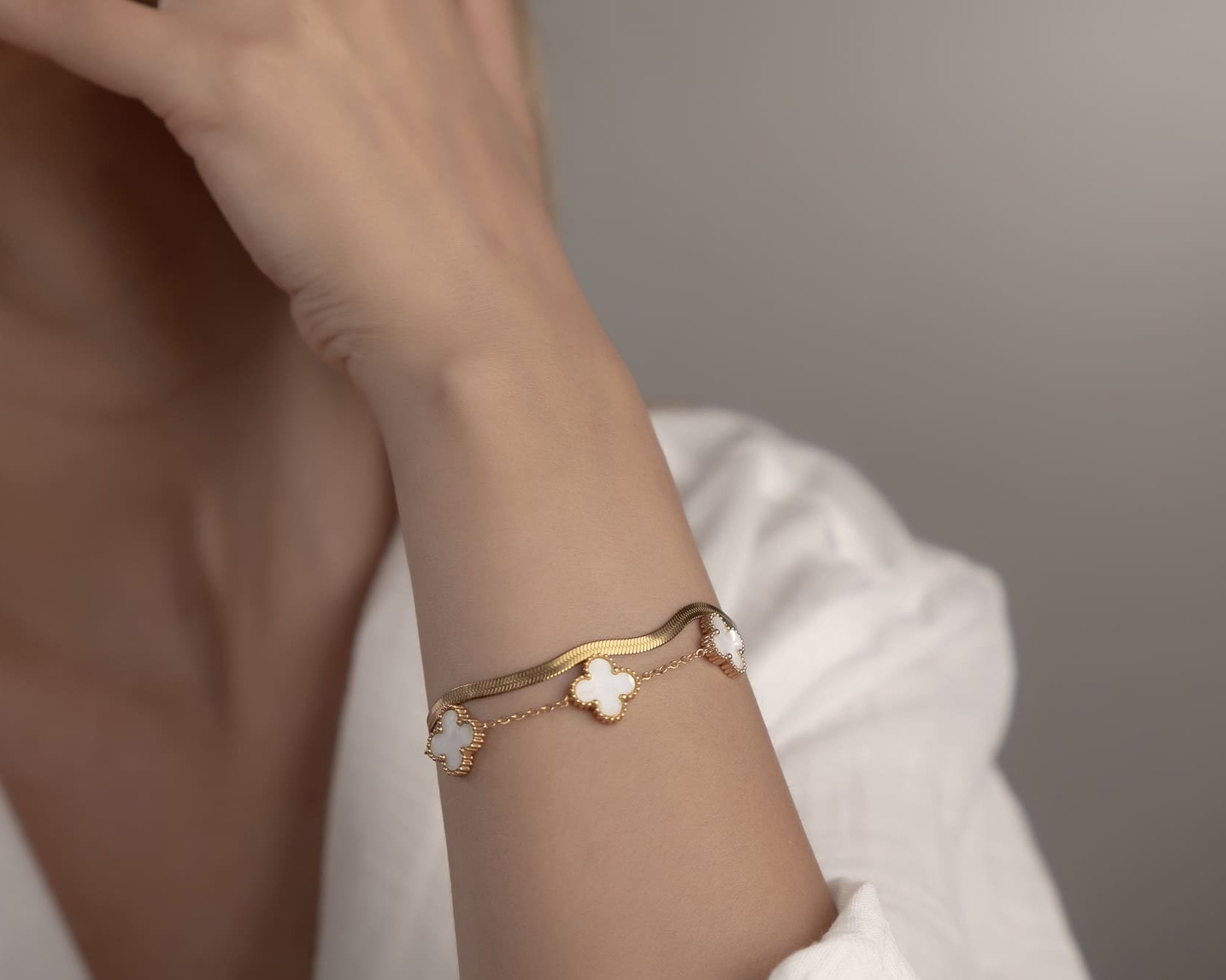 Armband mit Kleeblättern in Perlmutt Optik Gold, wasserfester Edelstahl