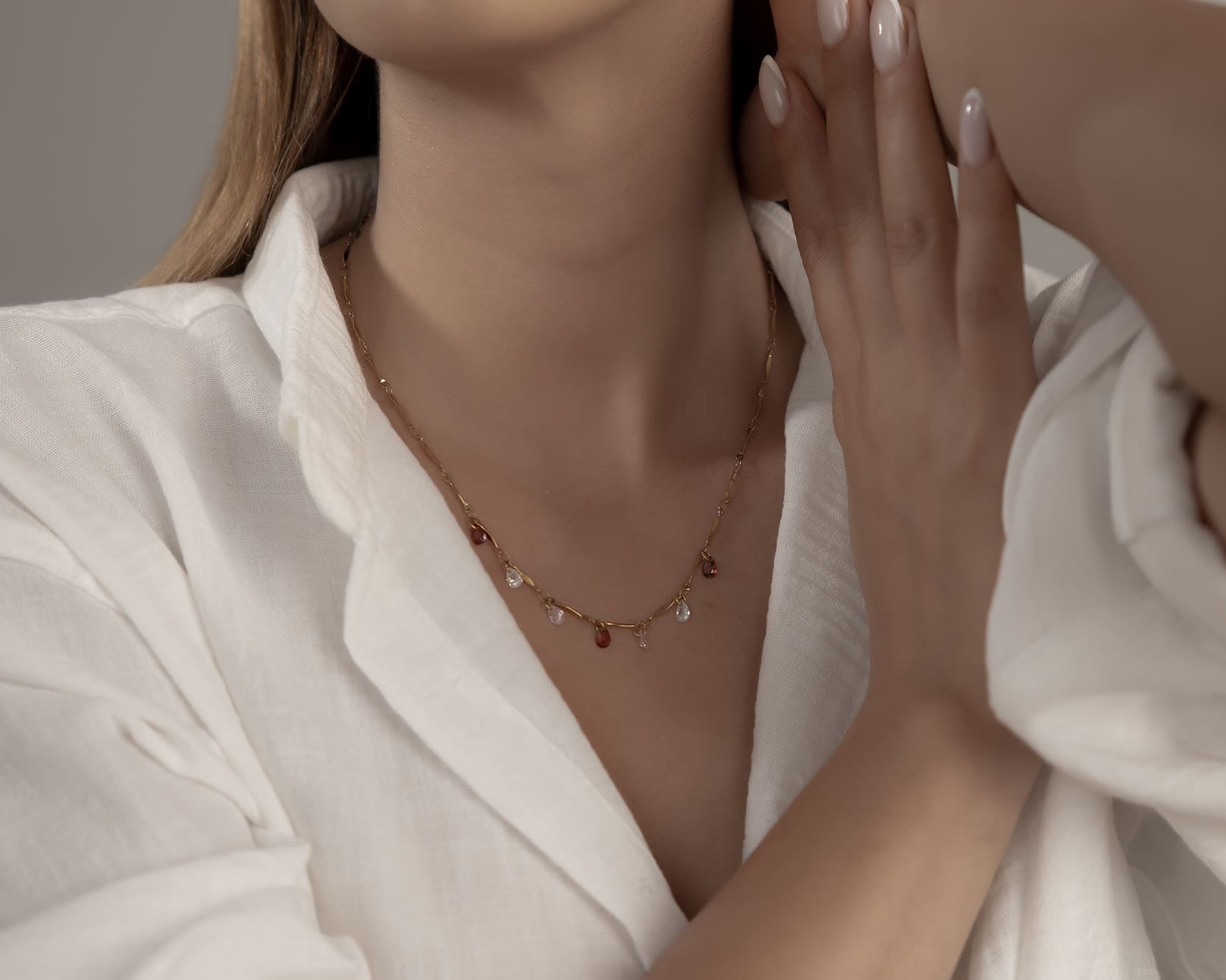 Goldener Schmuck mit rubinroten Akzenten als Geschenkidee