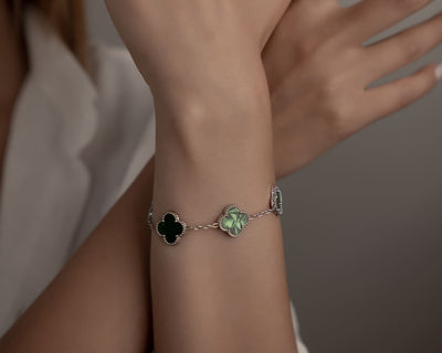 Elegantes Damenarmband in Silber mit smaragdgrünen Motiven