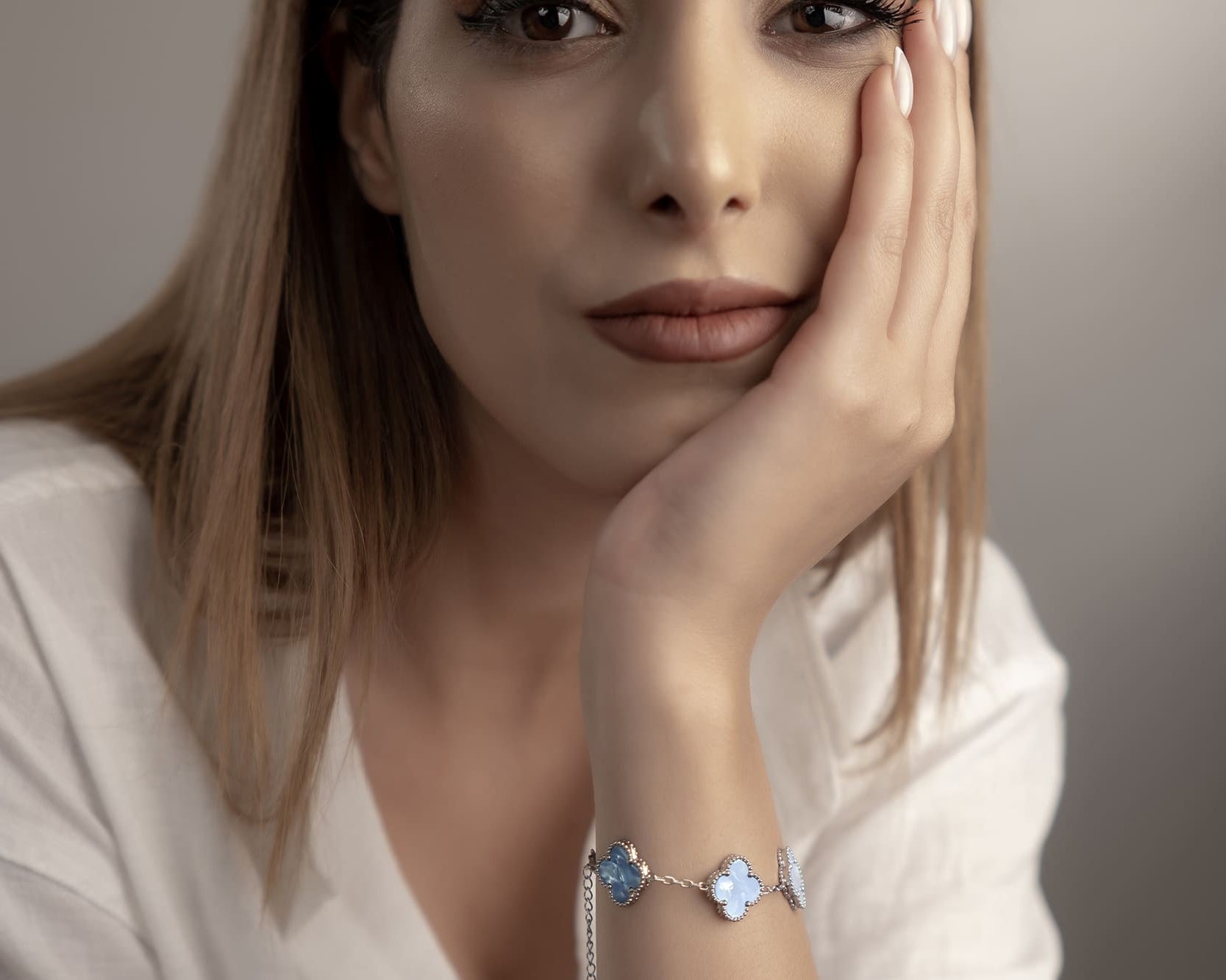 Frischer Sommerschmuck: Silberarmband mit hellblauen Motiven