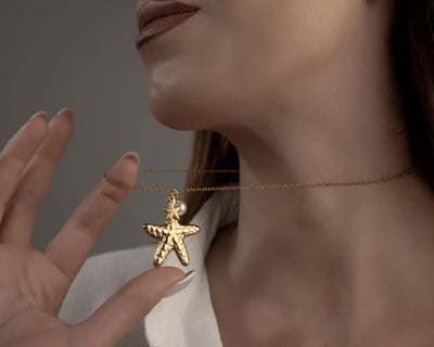 Texturierter Goldschmuck: Anhänger in Seestern-Form mit Struktur