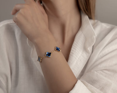 Vintage Style Clover Bracelet in Gold mit blauem Inlay