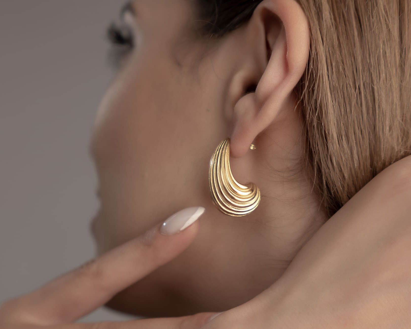 Wasserfester Goldschmuck für Damen: Geriffelte Ohrringe, die nicht abfärben
